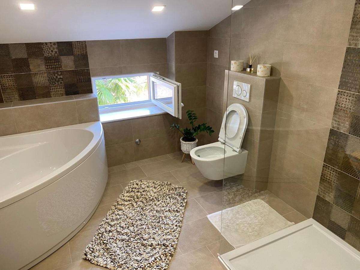 Andrea, Premium Three Bedroom Apartment, Entire Floor 카스타브 외부 사진