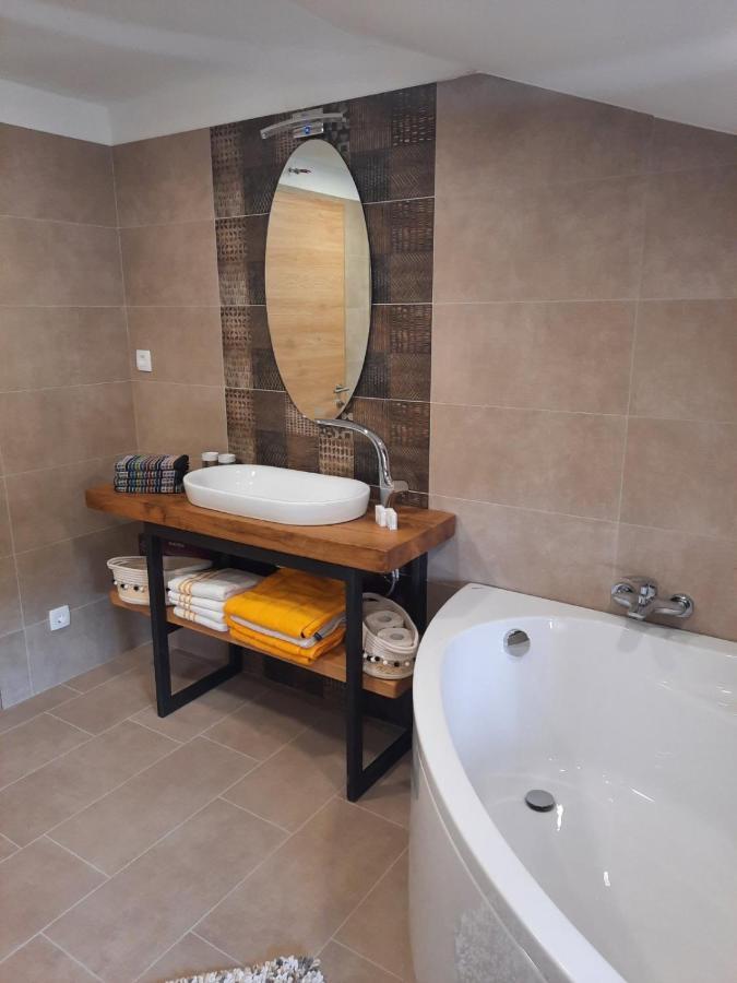 Andrea, Premium Three Bedroom Apartment, Entire Floor 카스타브 외부 사진